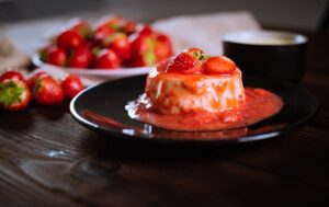 Panacota z jagodnim pirejem