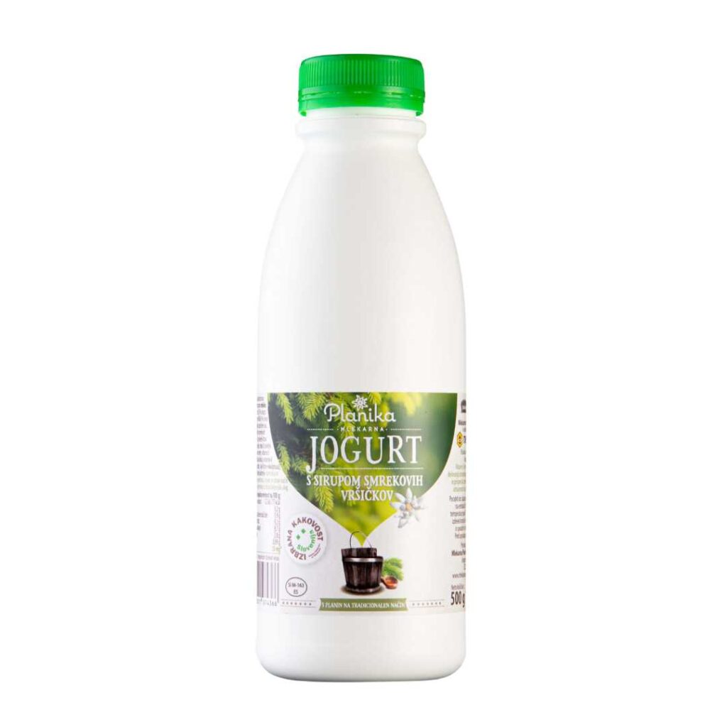 Na sliki je jogurt s sirupom smrekovih vršičkov Mlekarne Planika.