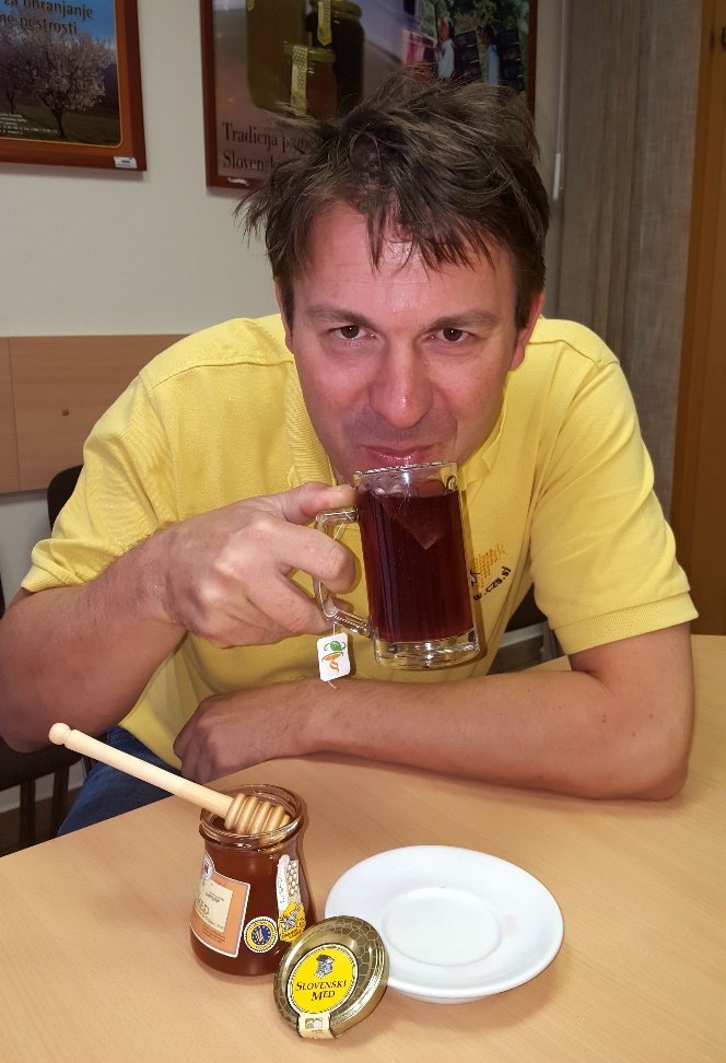 Boštjan Noč pije čaj z medom