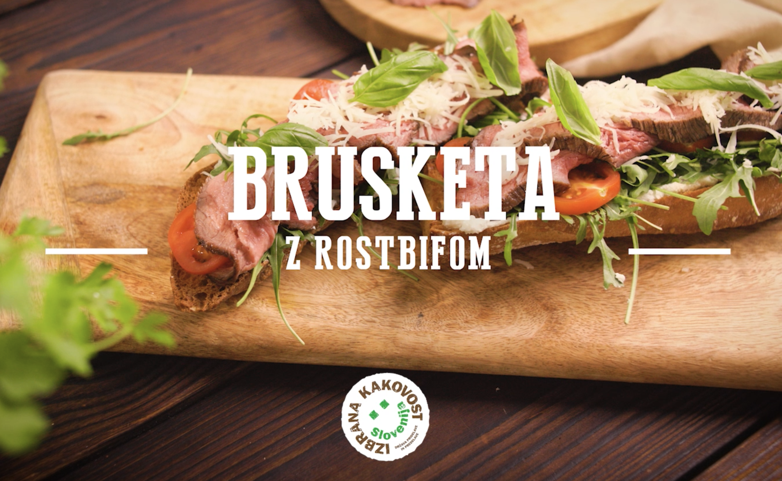 Na sliki je postrežena brusketa z rostbifom