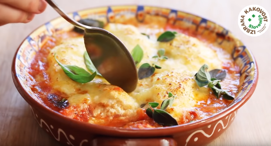 Gratinirani skutni cmoki v paradižnikovi omaki