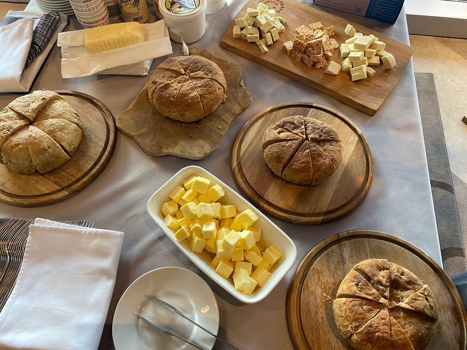 Evropska gastronomska regija - kruh, maslo, sir na mizi