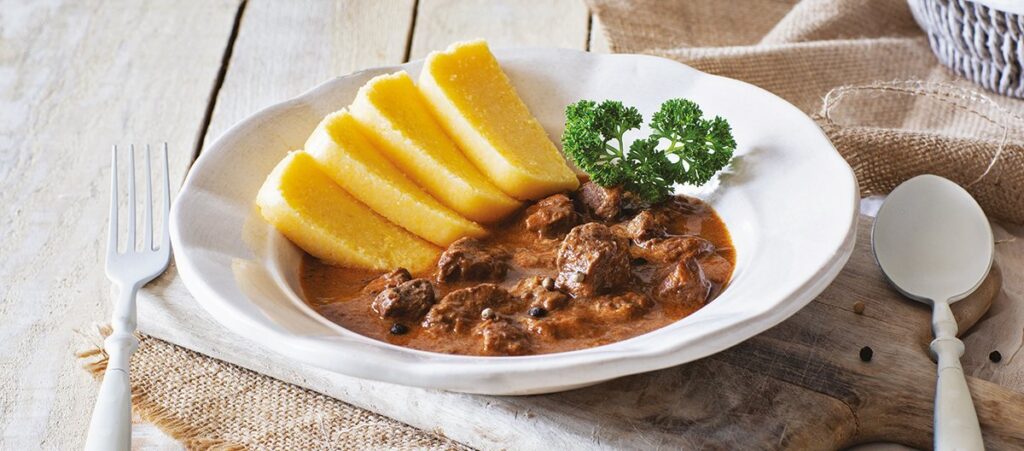 goveji golaž s polento