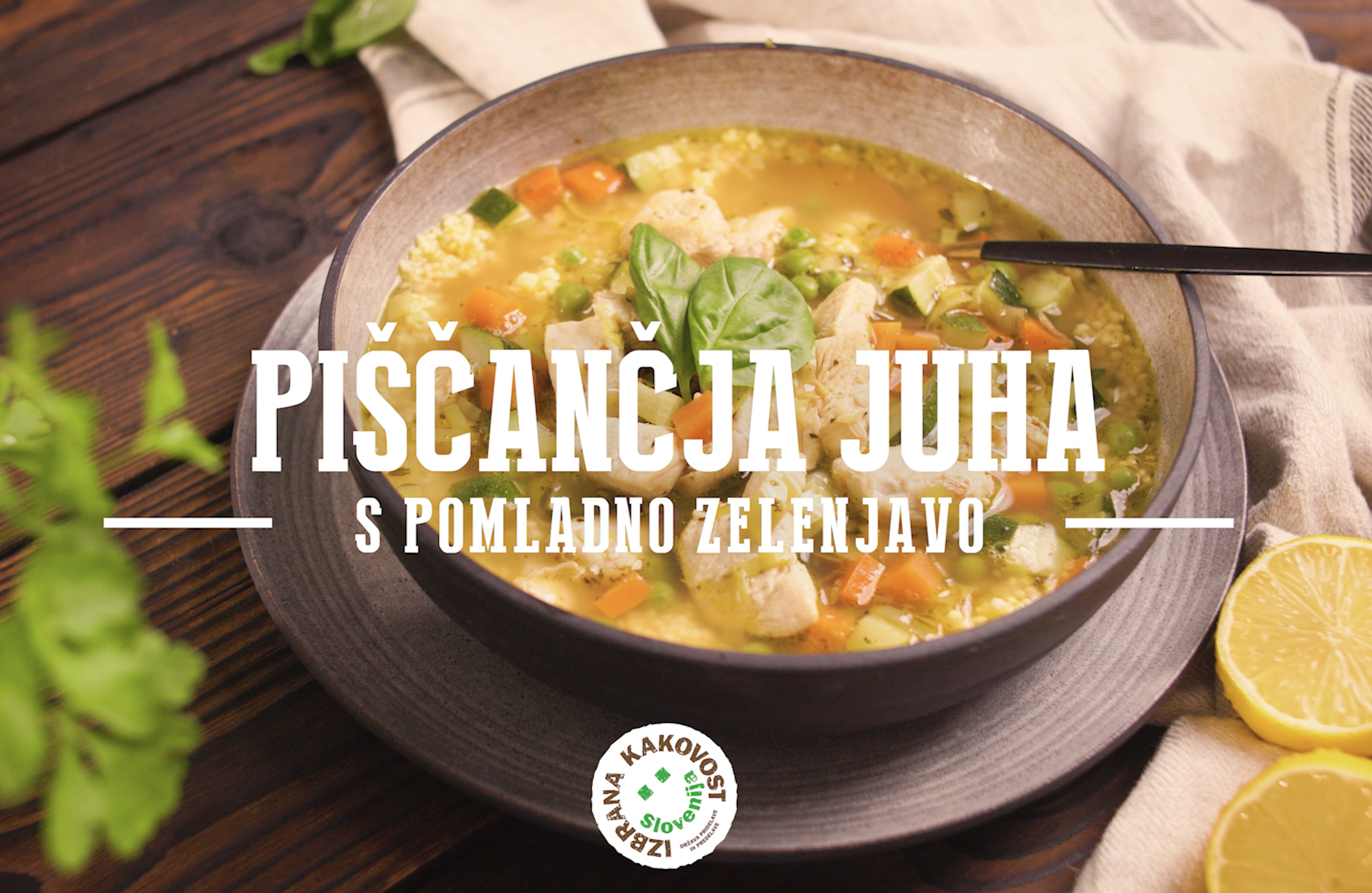 Na sliki je piščančja juha s pomladno zelenjavo