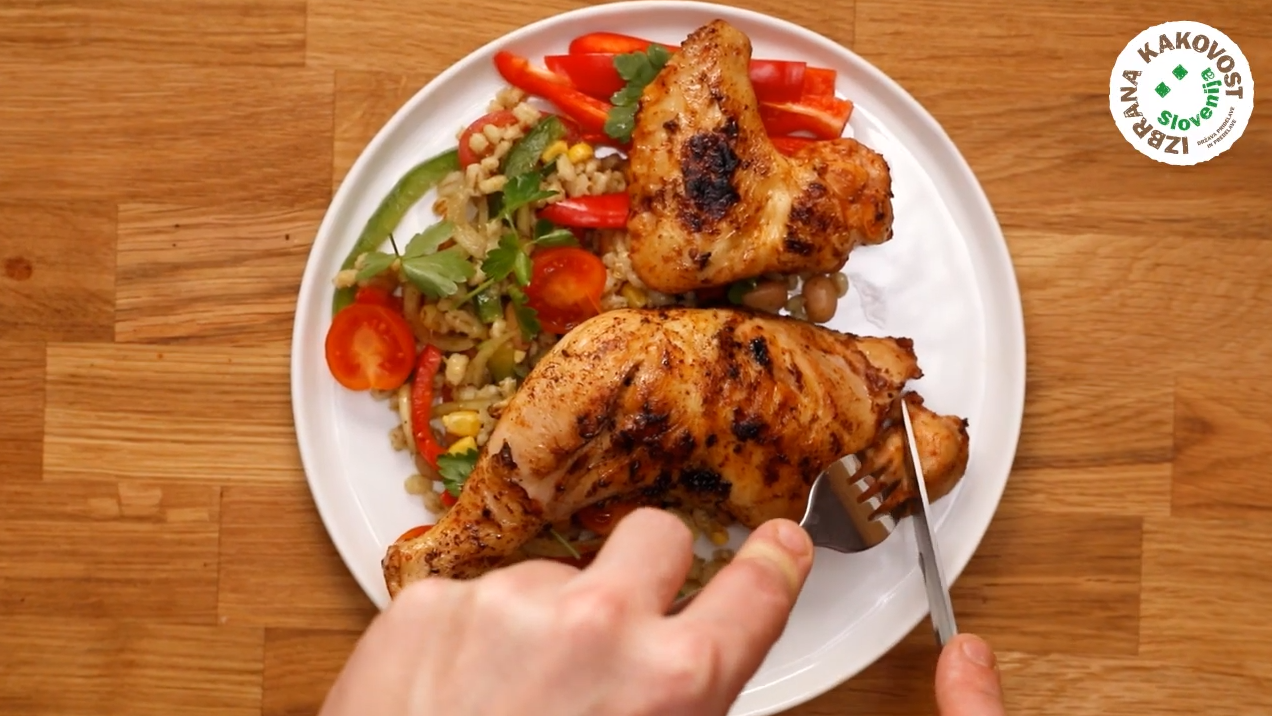 Piščančje perutničke in piščančja bedra na žaru - video recept