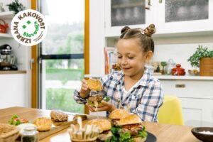 Punčka pripravlja hamburger