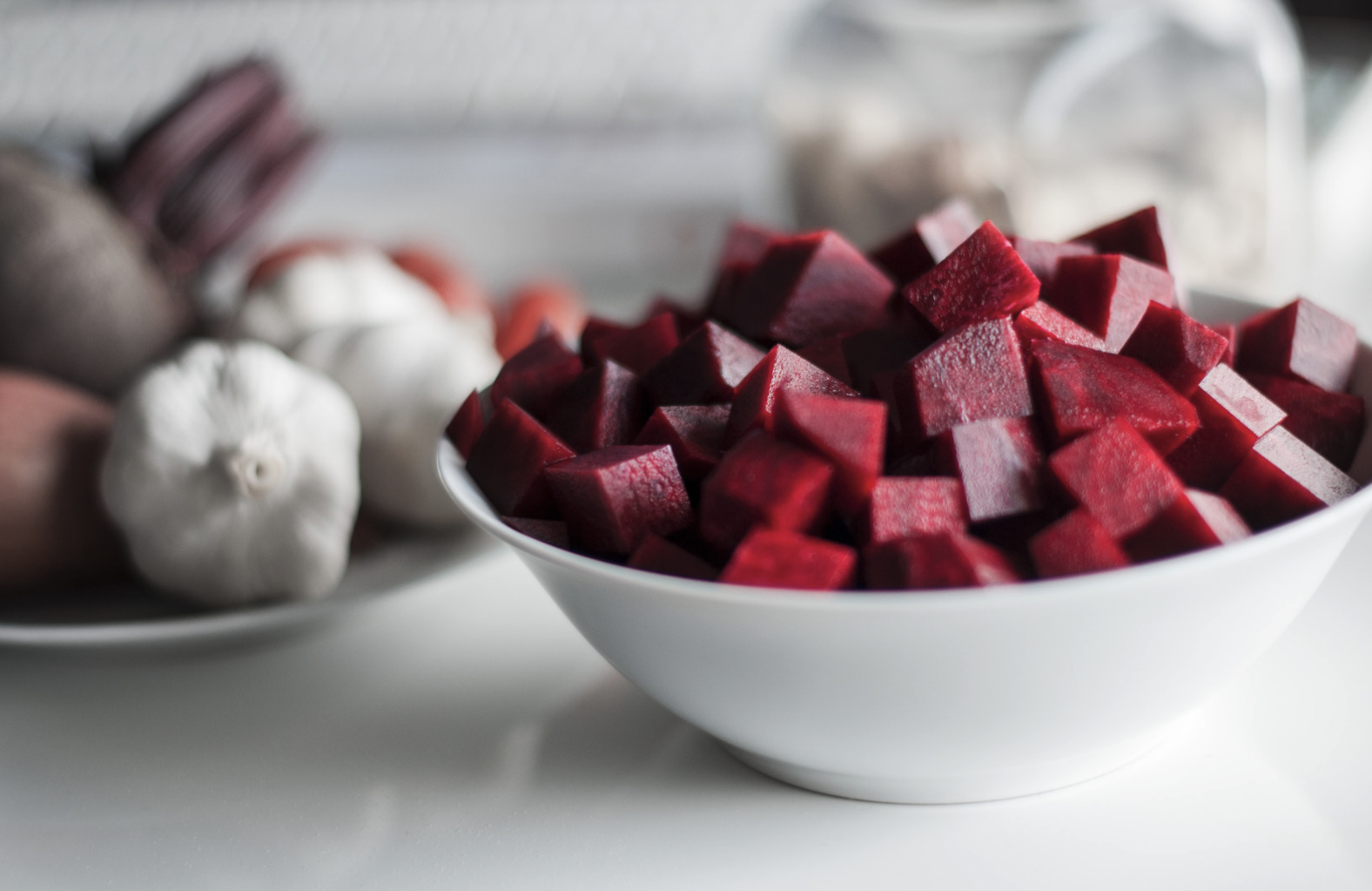 Skleda surove rdeče pese narezane na kocke