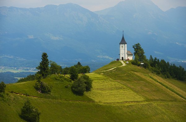 Cerkvica na vrhu hribčka