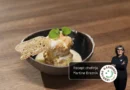 Jabolcna pita z vanilijevo kremo, postrežena na mizi