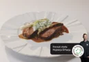 Na krožniku prezentiran telečji hrbet s čebulo