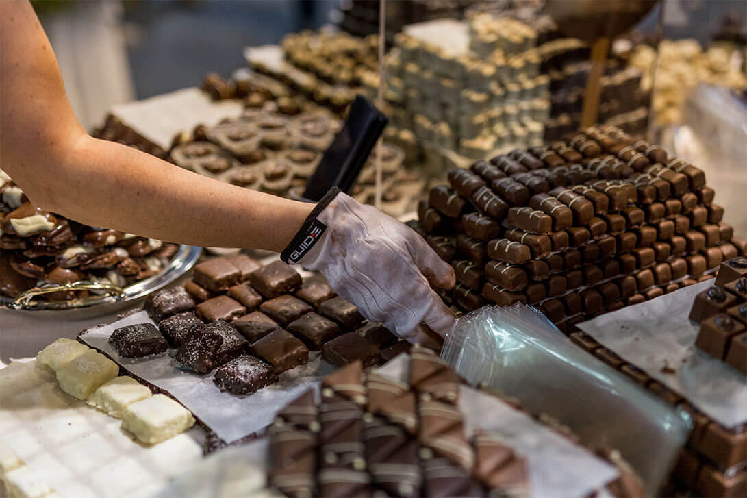 čokoladni pralini na mizi