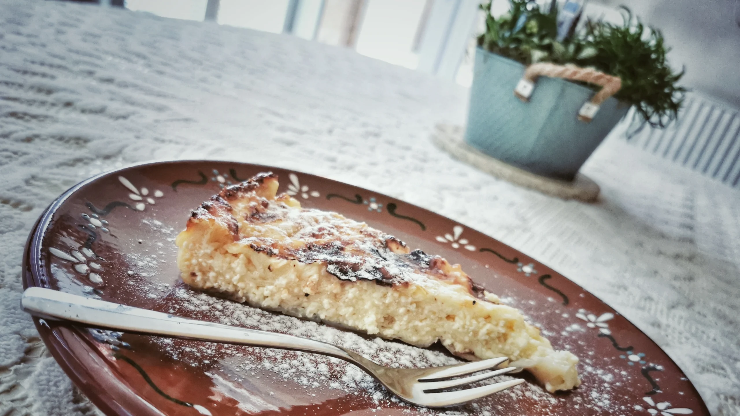 Prava prleška gibanica, postrežena na glinenem krožniku