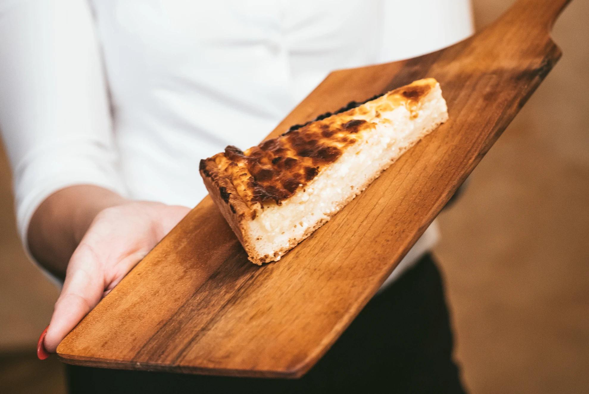 Prava haloška gibanica, postrežena na leseni deski