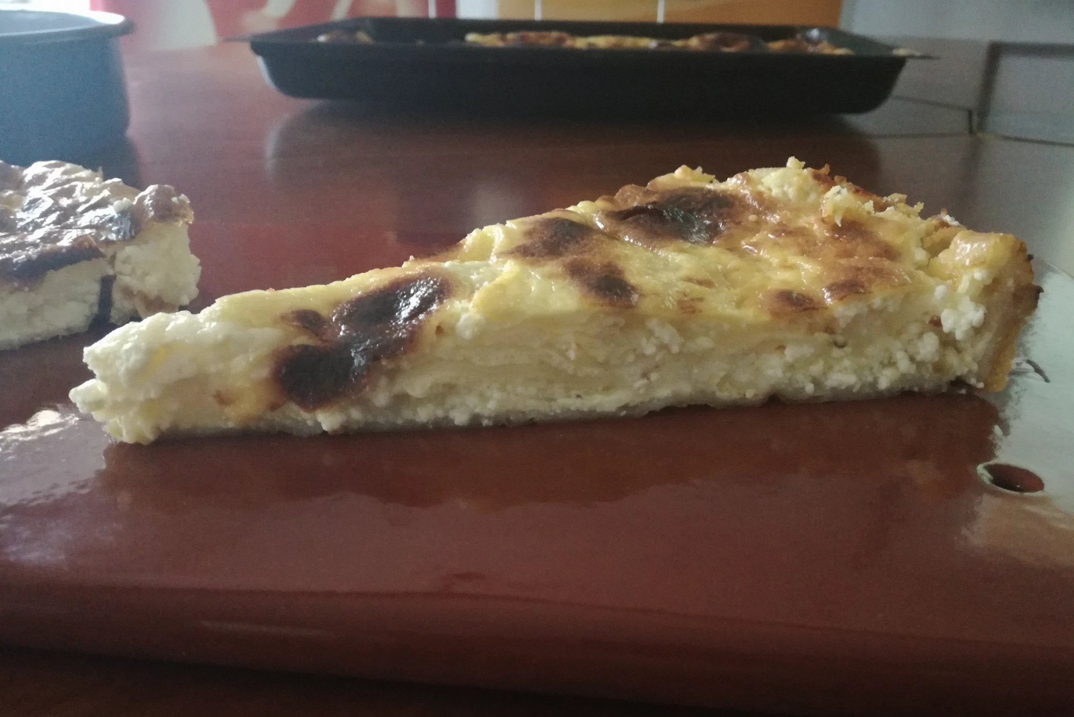 Prava prleška gibanica, postrežena na glinenem krožniku