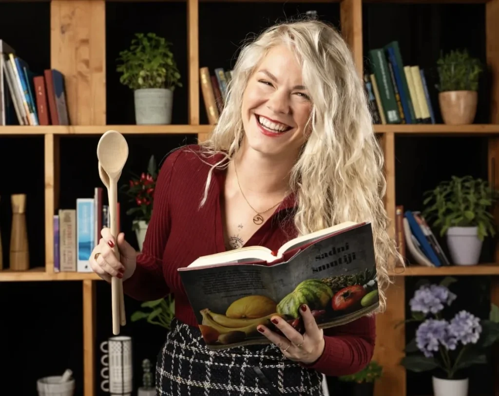 Zmagovalka Masterchef Slovenija 2025 Miša Koplova s kuharsko knjigo v roki