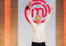 Zmagovalka Masterchef Slovenija 2025 Miša Koplova s pokalom v roki