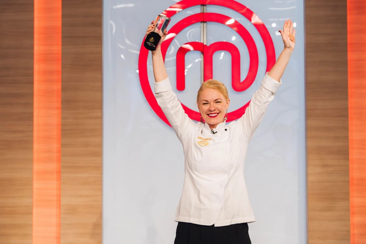 Zmagovalka Masterchef Slovenija 2025 Miša Koplova s pokalom v roki