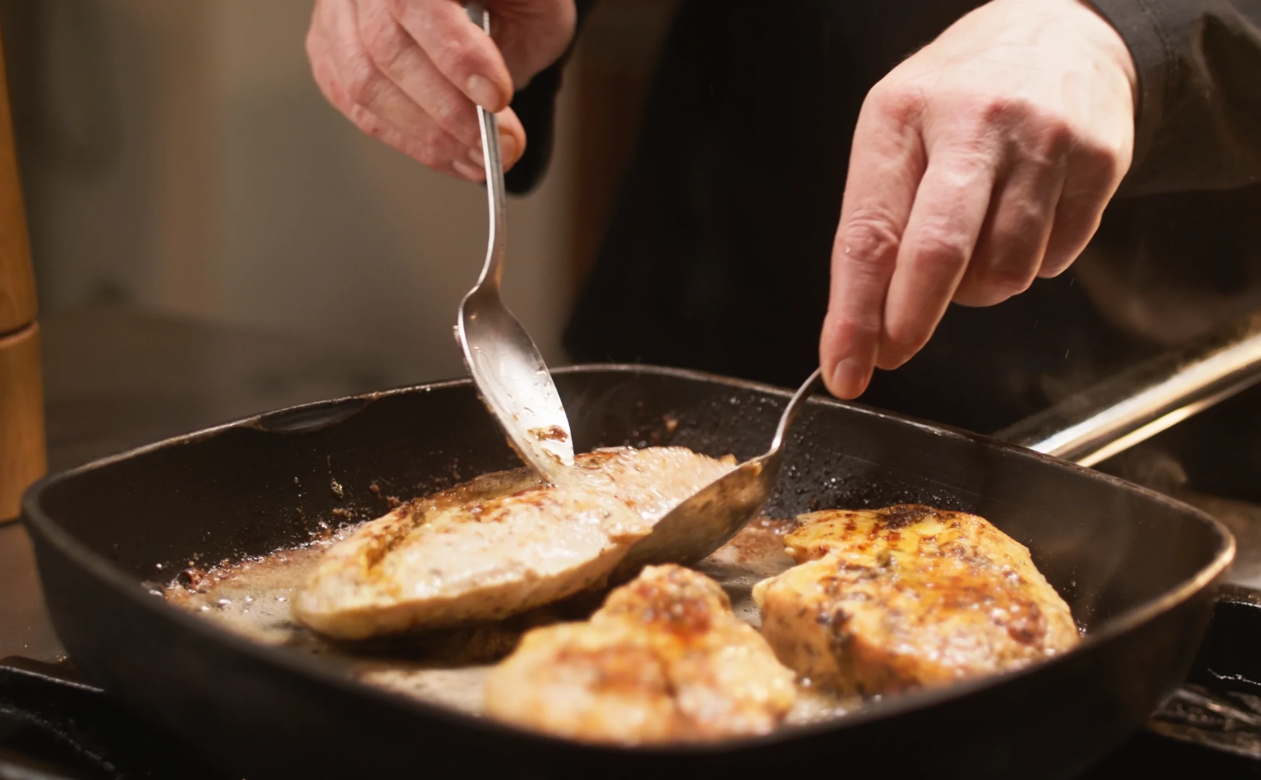 Martina Breznik peče piščanca v ponvi