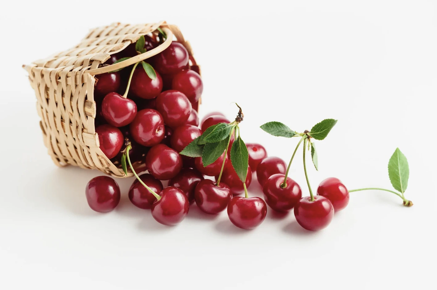 višnje v pleteni košari, malo raztresene ven