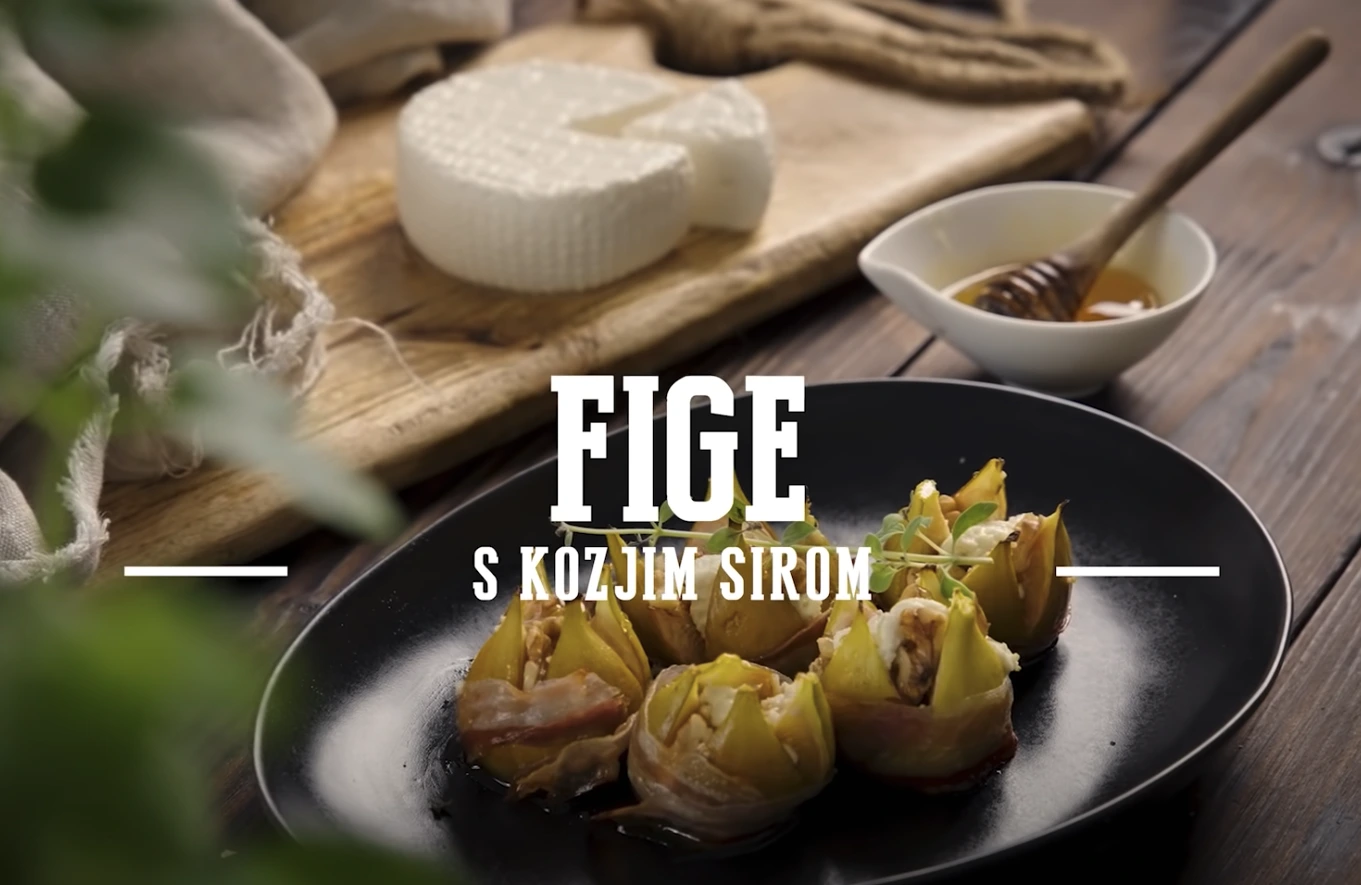 Fige s kozjim sirom na mizi, ovite s slanino