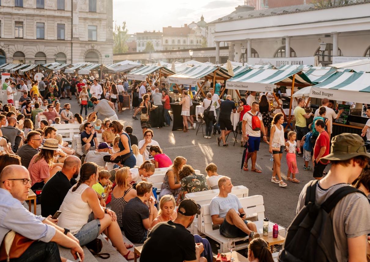 obiskovalci odprte kuhne v Ljubljani ob stojnicah