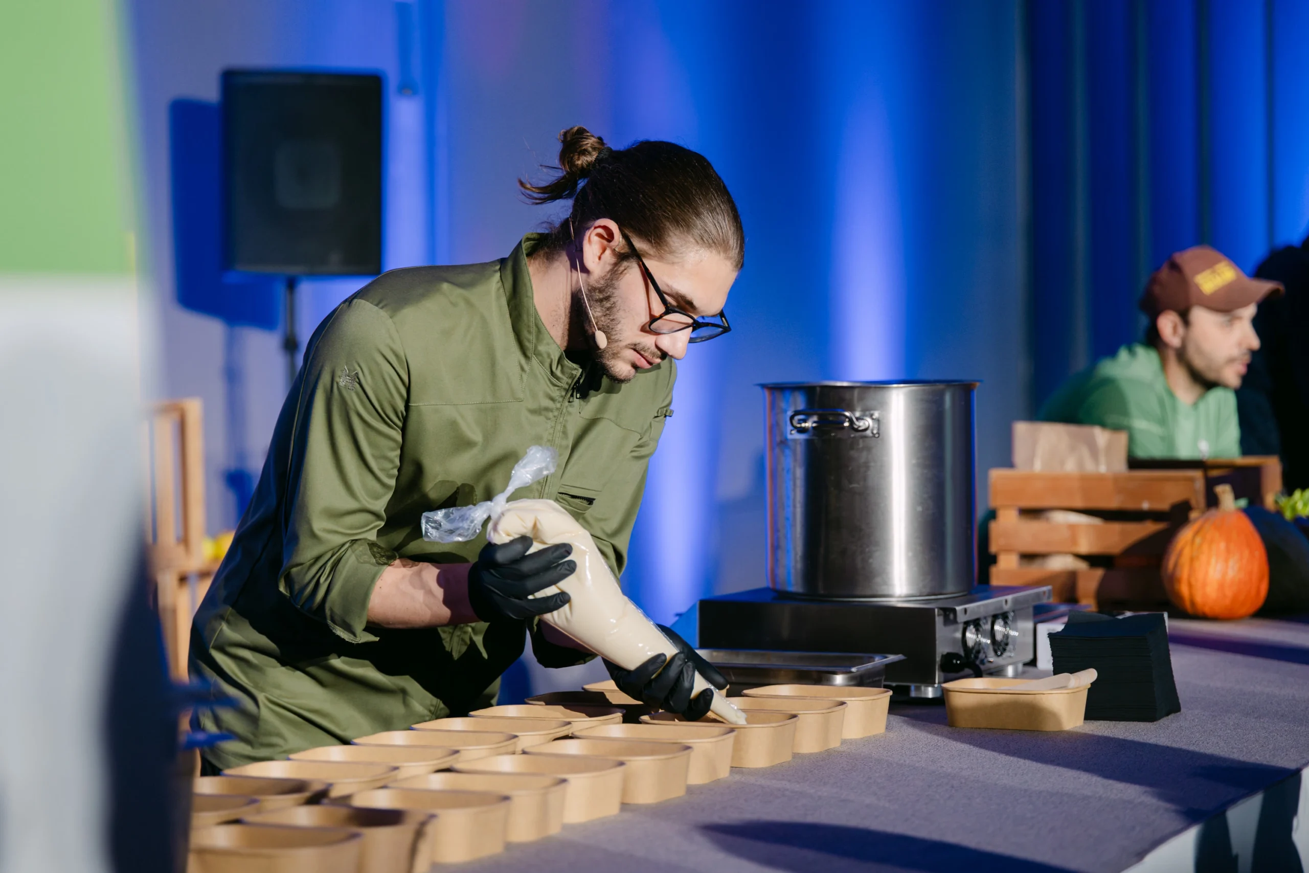 Pocasi pecen telecji vrat s pirejem gomoljne zelene in ajdovo kaso s korenjem