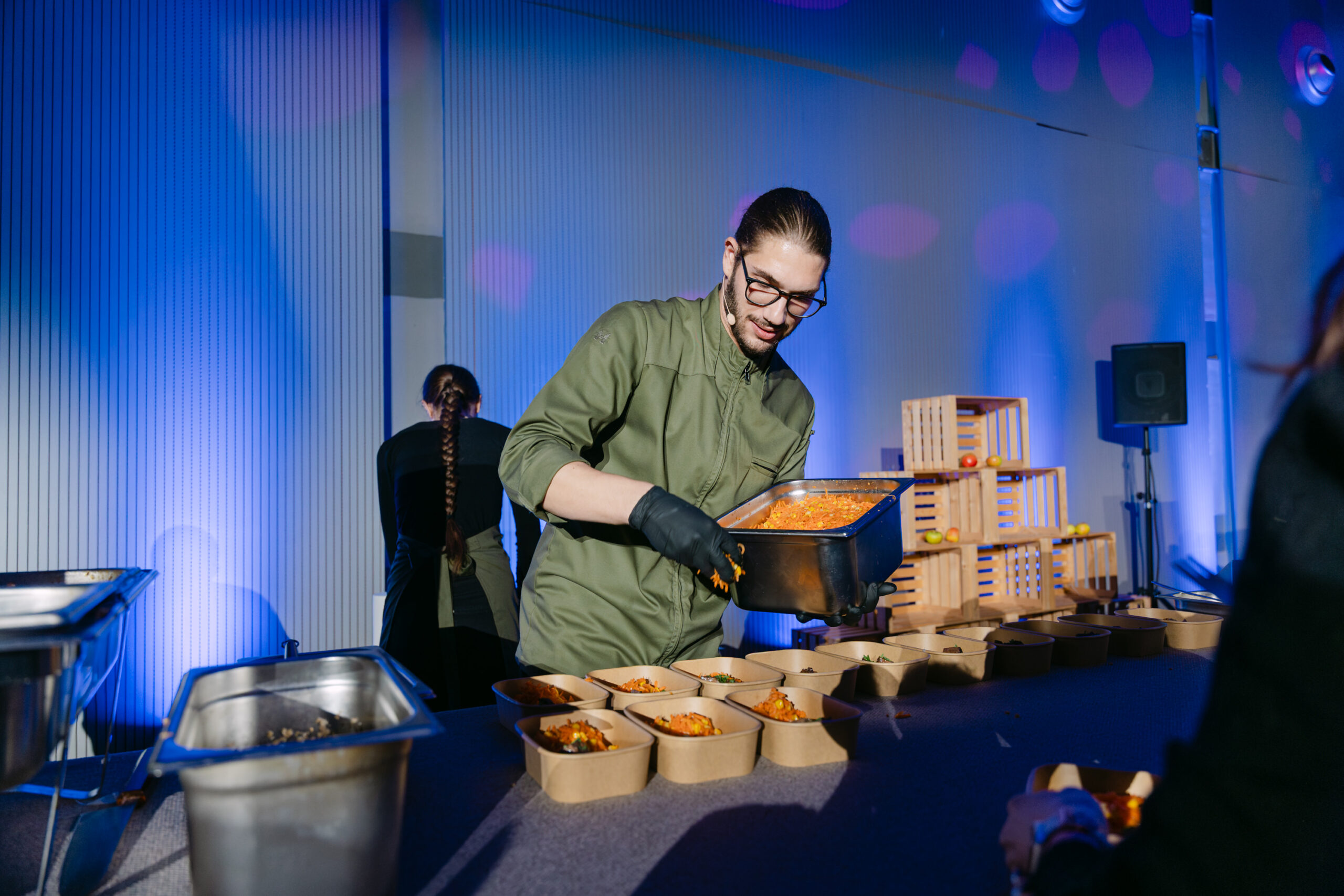 Pocasi pecen telecji vrat s pirejem gomoljne zelene in ajdovo kaso s korenjem