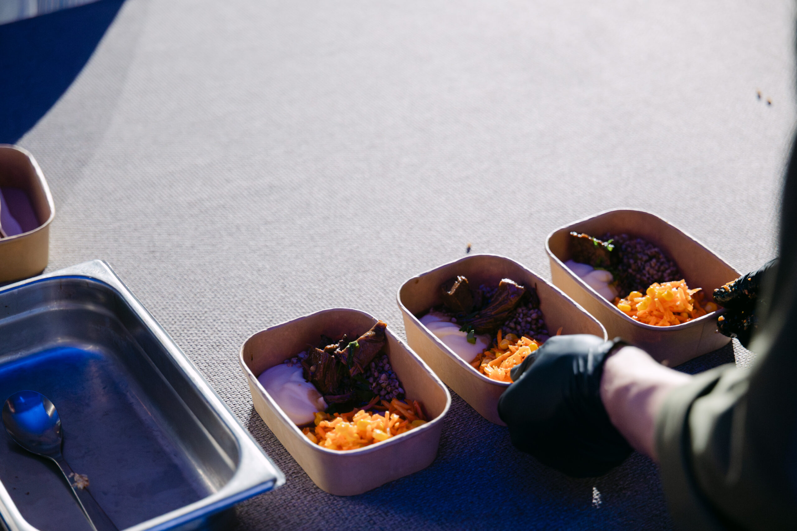 Pocasi pecen telecji vrat s pirejem gomoljne zelene in ajdovo kaso s korenjem