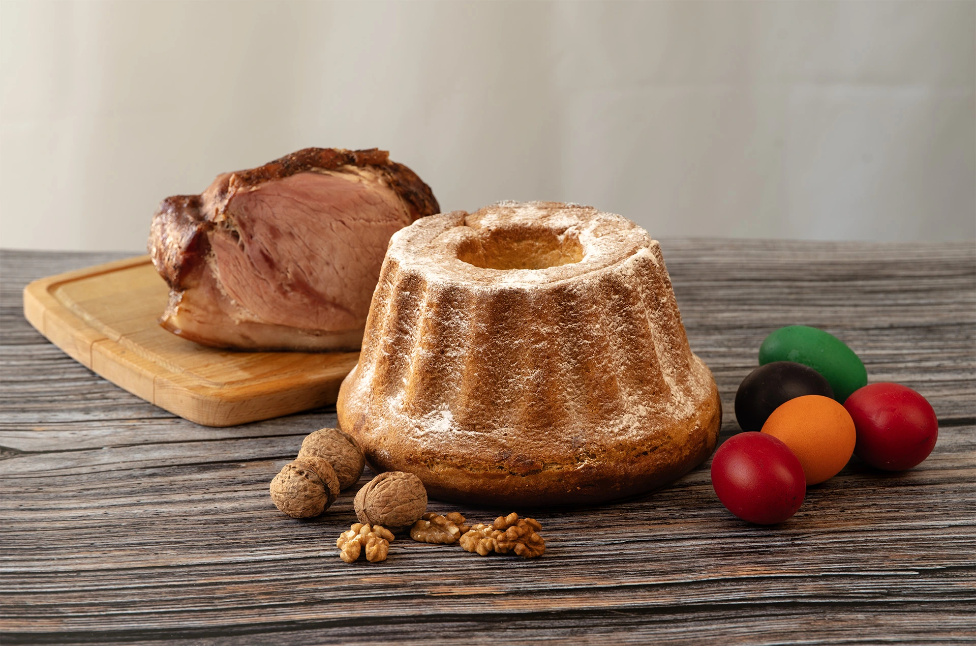 šunka, jajca, potica na mizi