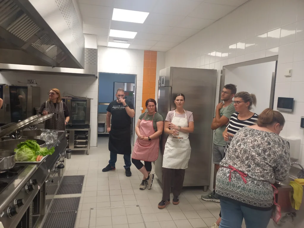 Izobraževanje kuhinjskega osebja o pripravi zdravih in ekoloških obrokov v šolski kuhinji