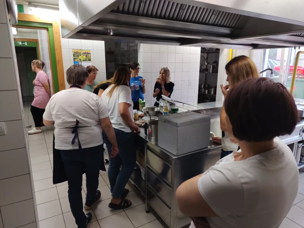 Praktično izobraževanje zaposlenih o pripravi obrokov in uporabi živil v šolski kuhinji