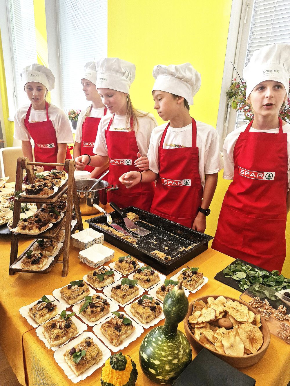 Učenci s pecivom iz lokalnih sestavin na srečanju Food4Alps
