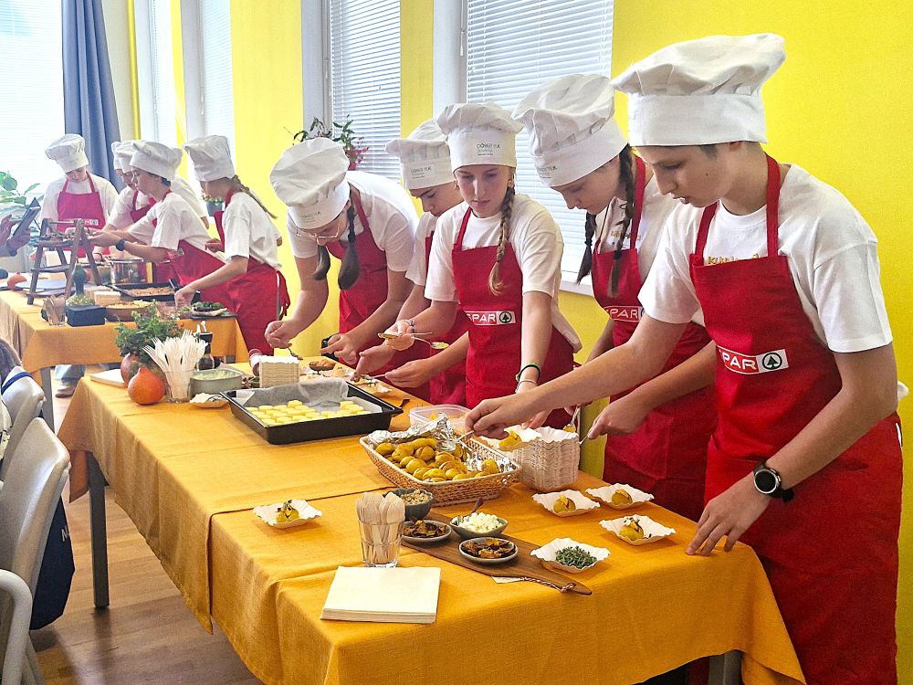 Učenci v projektu Kuhnapato pripravljajo jedi na srečanju Food4Alps v Notranjih Goricah