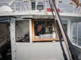 Ribič v kabini čolna