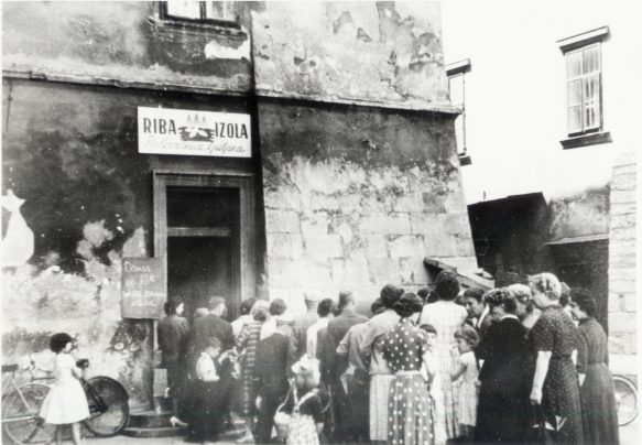 Starinska slika ljudi pred ribarnico Izola