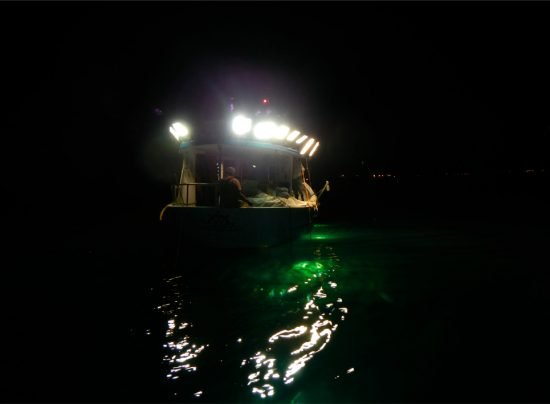 Ribiška barka ponoči