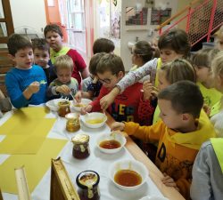 Osnovna šola in vrtec dr. Antona Trstenjaka Negova otroci pri zajtrku