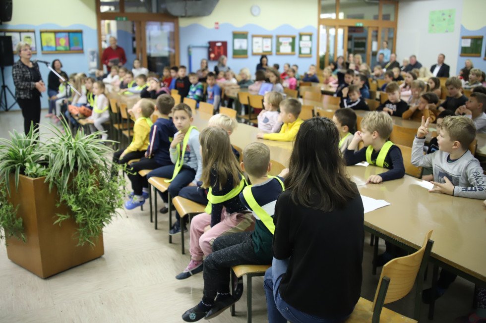 Otroci v šoli poslušajo ministrico