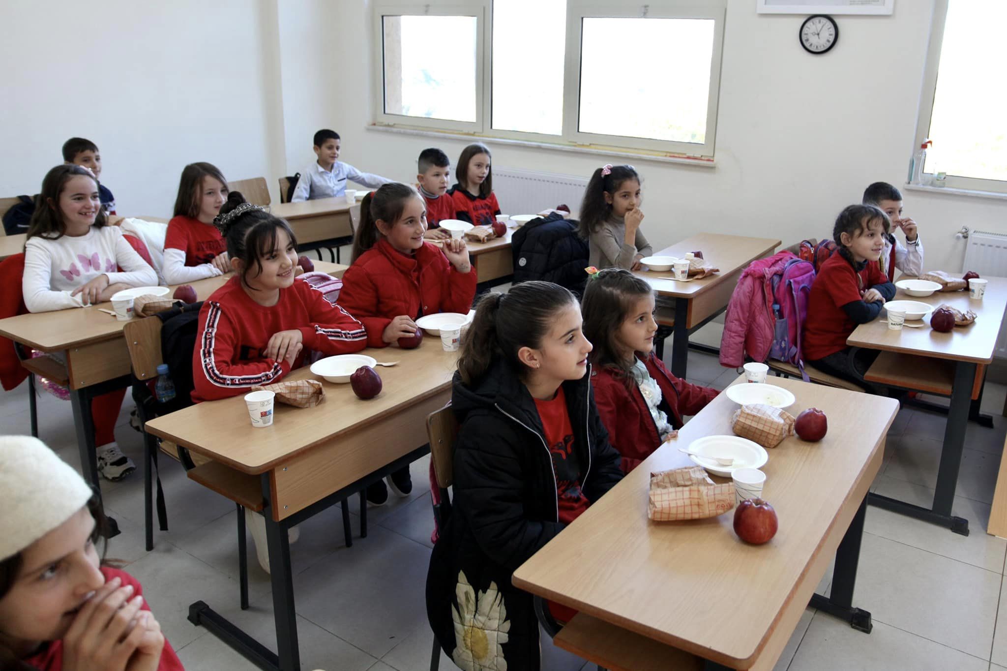 Otroci v šoli pri Slovenskem tradicionalnem zajtrku