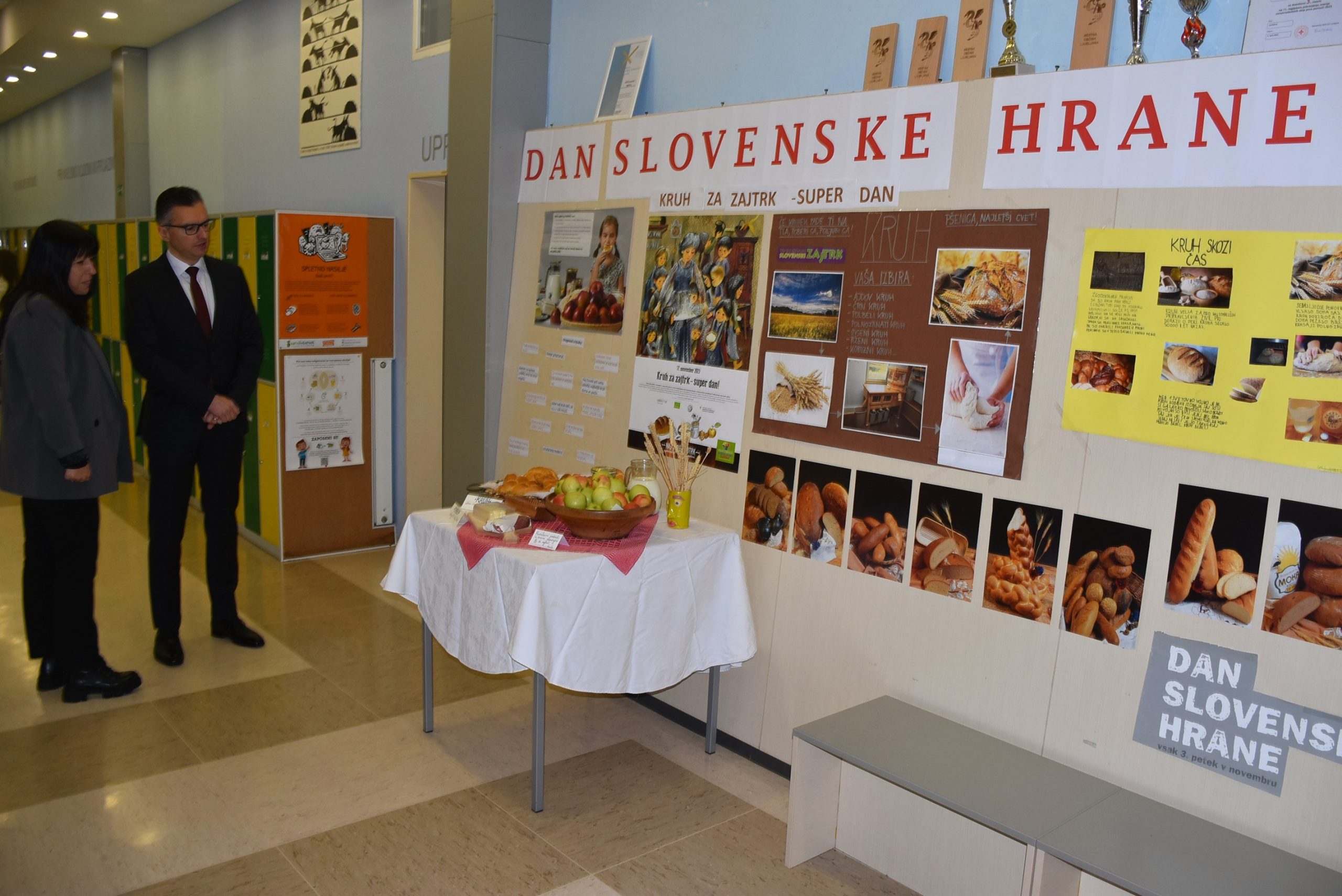 Marjan Šarec ob plakatu Dan slovenske hrane