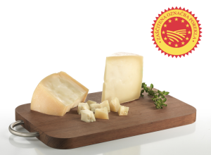 bovški sir, narezen na leseni deski, z oznako zaščitena označba porekla