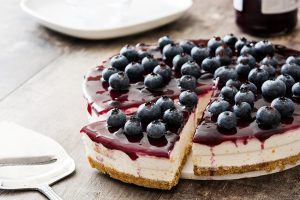 Jogurtova torta z gozdnimi sadeži brez peke – recept