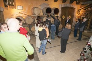 Obiskovalci v vinski kleti Prus