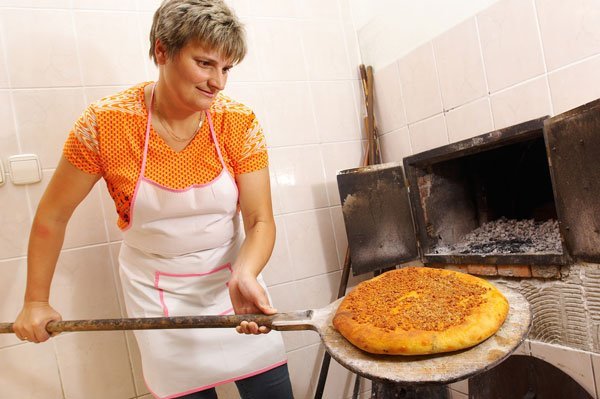 Gospa v peči peče erpico