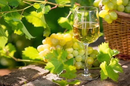Belo vino z grozdjem na mizi