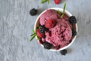 Sveže pripravljen sladoled iz gozdnih sadežev – recept