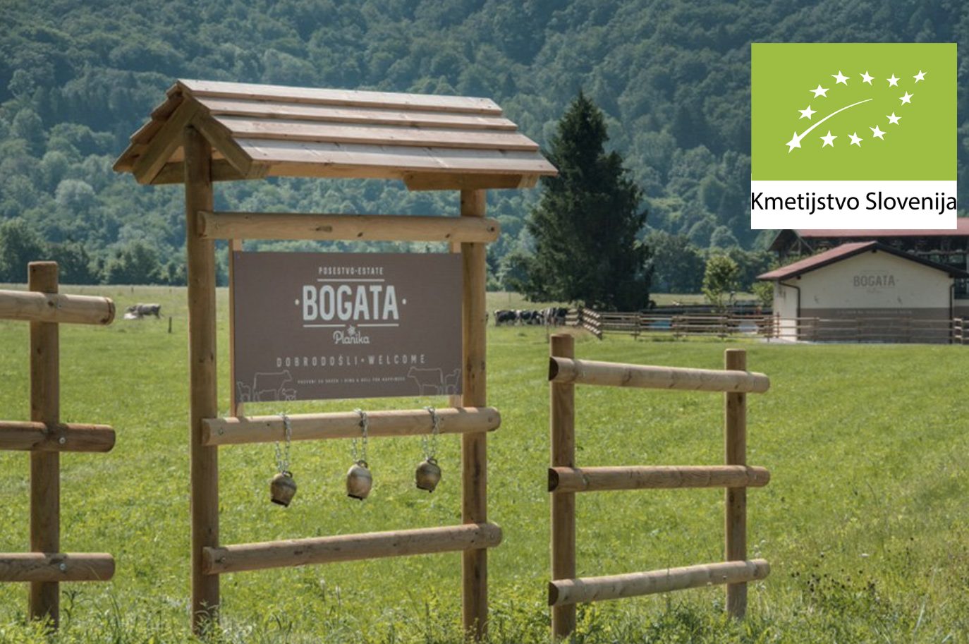 Na sliki je kozolec z napisom Bogata, desno zgoraj znak za ekološko pridelavo, kmetijstvo Slovenija