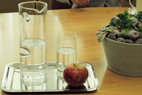 jabolko in voda na mizi