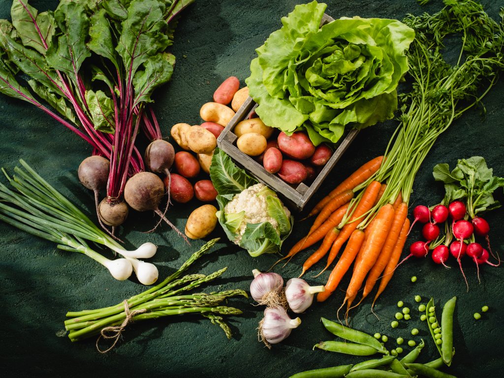 Na sliki je lokalna zelenjava, in sicer pesa, korenje, krompir, mlada čebula, česen, mladi grah in redkvica