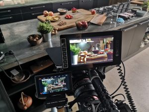 Kamera snema sadje na kuhinjskem pultu